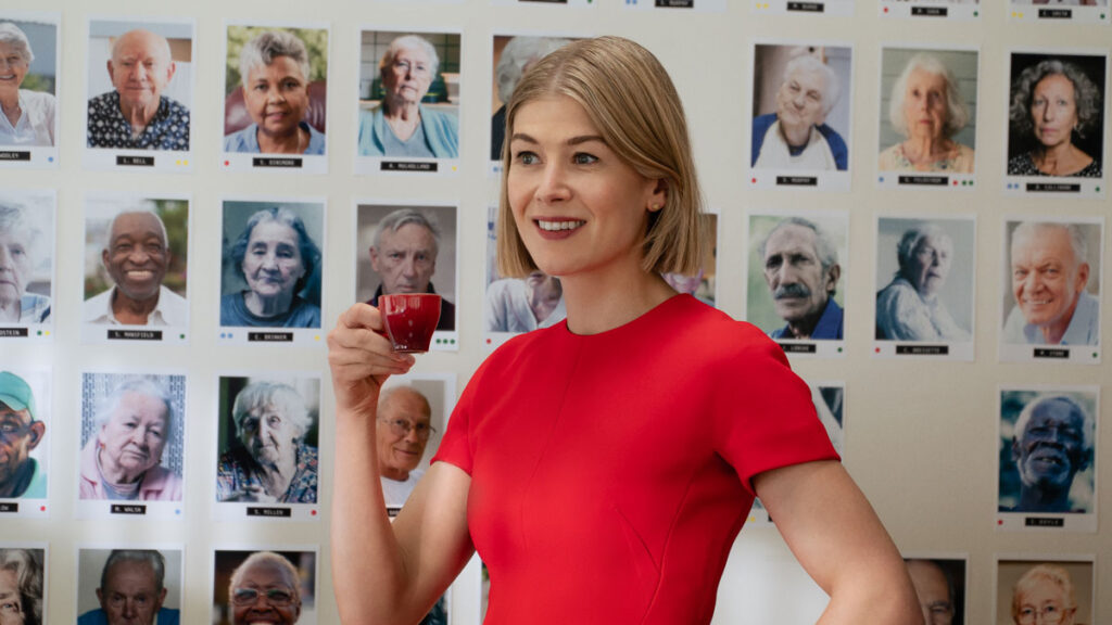 film jako mi je stalo scena rosamund pike marla pije kavu