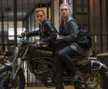 Scarlett Johansson Florence Pugh Romanoff sestre na motociklu u filmu Crna udovica Black Widow Osvetnici