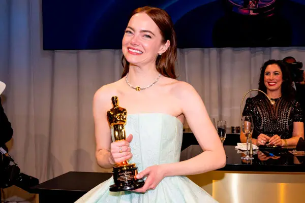 Oskari 2024 Emma Stone s nagradom